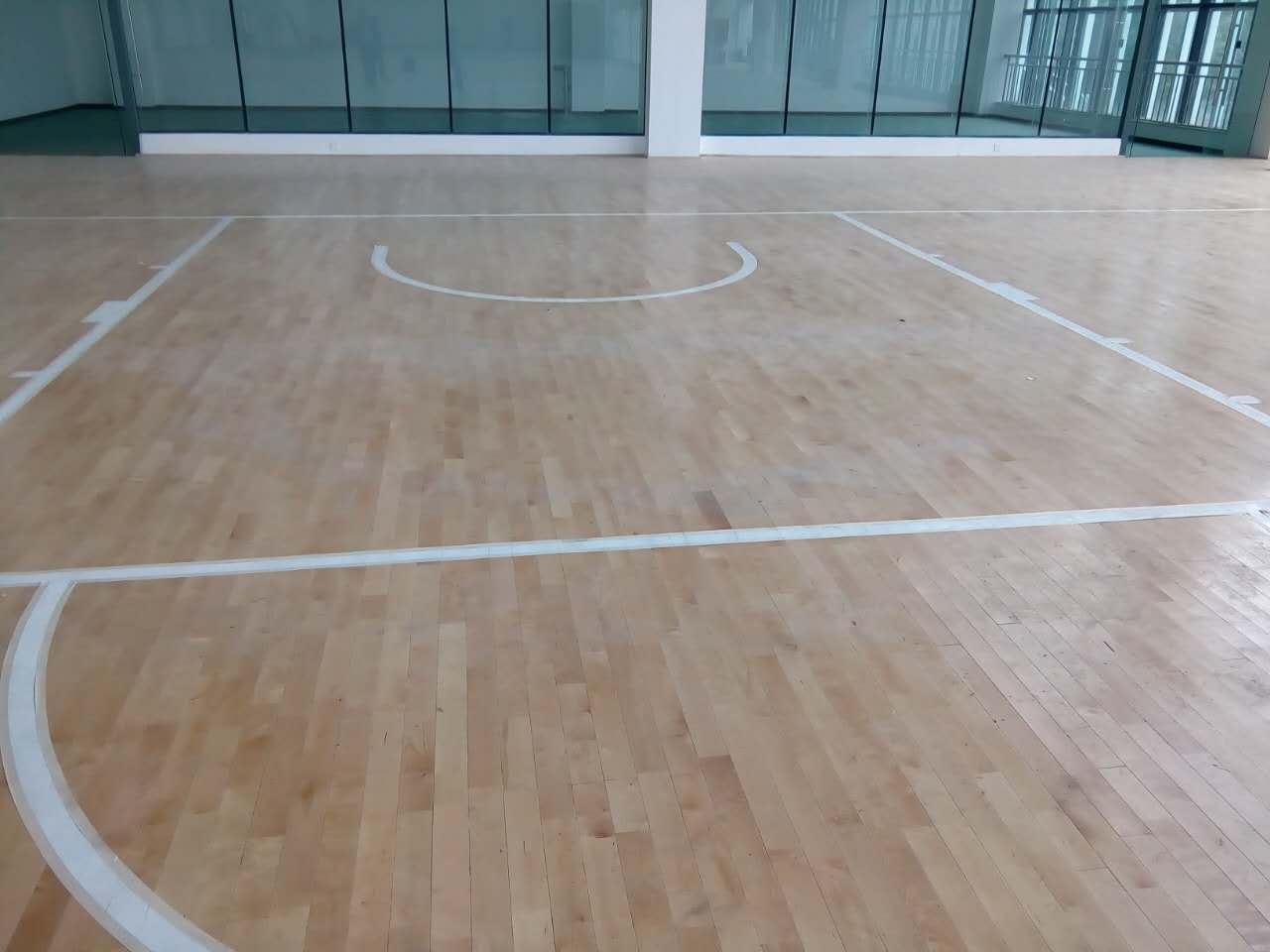 实木运动地板--黄果树民族中学篮球馆铺设案例
